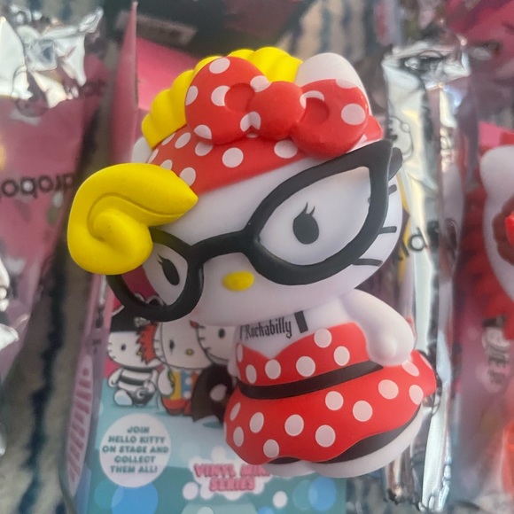 Hello Kitty® Rockabilly Time to Shine Mini Figure Blind Box Kidrobot Sanrio - Picture 3 of 4